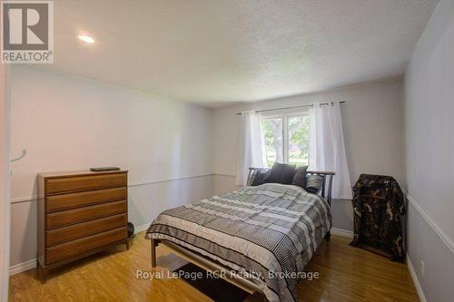 15 Booth Street E, Mapleton, ON 