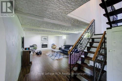 15 Booth Street E, Mapleton, ON 