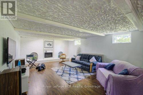 15 Booth Street E, Mapleton, ON 
