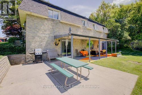 15 Booth Street E, Mapleton, ON 