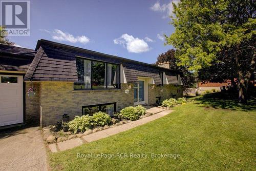 15 Booth Street E, Mapleton, ON 