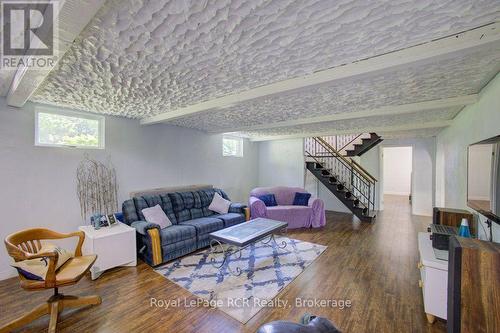 15 Booth Street E, Mapleton, ON 