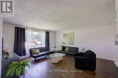 15 Booth Street E, Mapleton, ON 