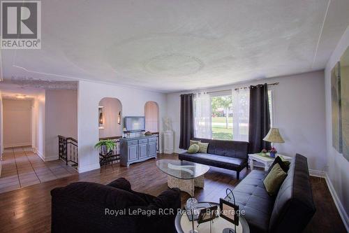 15 Booth Street E, Mapleton, ON 