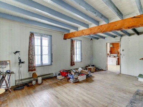 Salon - 4868Z Route 329 N., Sainte-Agathe-Des-Monts, QC 