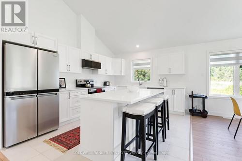 Quartz countertops and island-breakfast bar - 268 Boyds Road, Lanark Highlands, ON 