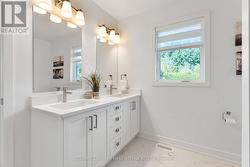 Primary's ensuite double-sink quartz vanity - 
