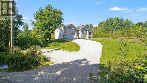 Driveway fits 8 cars to accommodate guests - 268 Boyds Road, Lanark Highlands, ON 