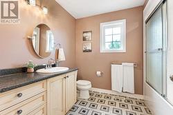 Main 4-pc bathroom with extra counter space - 