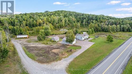 Driveway fits 20 cars to accommodate guests - 8688 Highway 511, Lanark Highlands, ON 