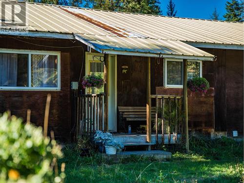 Welcome to our Cozy Farm house - 4604 Blewett Road, Nelson, BC 