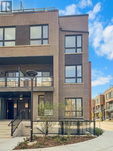 27 - 17 Lytham Green Circle, Newmarket, ON 