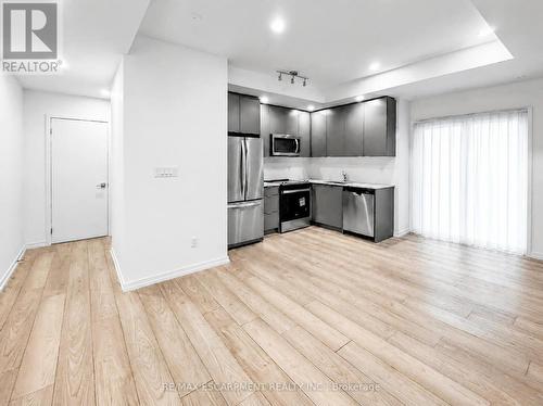 27 - 17 Lytham Green Circle, Newmarket, ON 