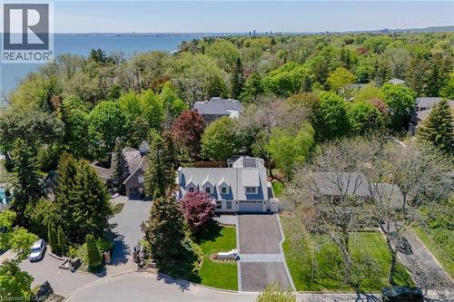 Expansive property featuring a prominent gray-sided residence with multiple dormer windows - 130 Edgecliffe Place, Halton, ON 
