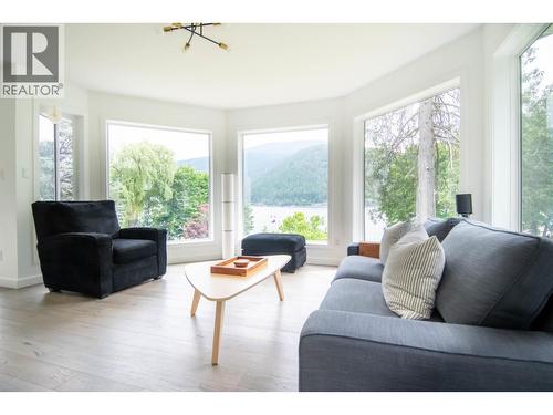 Living - 4161 Heroux Road, Nelson, BC 