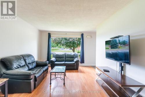 Living Room - 542 First Avenue N, Welland (N. Welland), ON 
