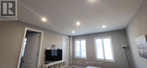 58 MAJOR CRESCENT , Aurora, Ontario L4G 0X4 5