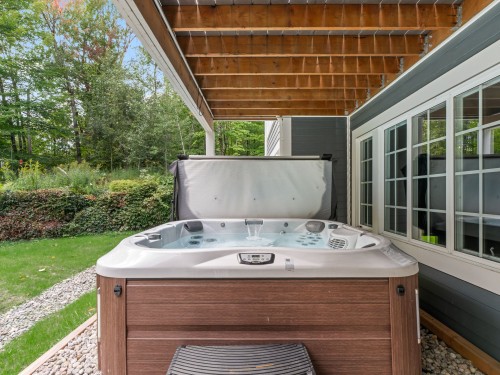 Spa - 44 Imp. De La Roche, Shefford, QC 