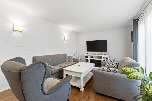 Salon - 122 57E Avenue, Saint-Eustache, QC 