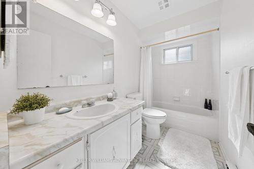 Upper bathroom - 128 Holmcrest Trail, Toronto, ON 