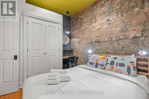 5 - 94 WELLINGTON STREET , Stratford, Ontario N5A 2L2 3
