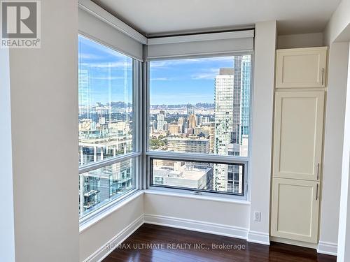 4212 - 761 BAY STREET , Toronto, Ontario M5G 2R2 5