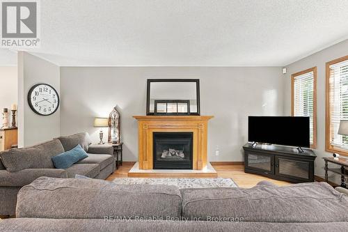 Gas fireplace - 71 Meadowridge Road, London North (North M), ON 