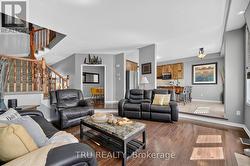 l/r open to kitchen and dining - 