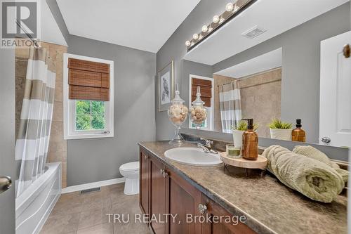 upper level main bath - 325 Upcountry Drive E, Ottawa, ON 