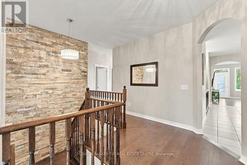 Stair Feature Wall - 25 Manor Forest Road, East Gwillimbury, ON 