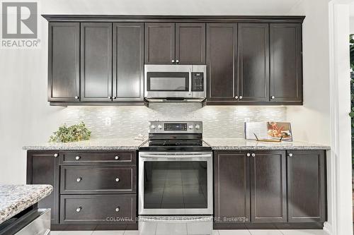 Cabinets - 25 Manor Forest Road, East Gwillimbury, ON 