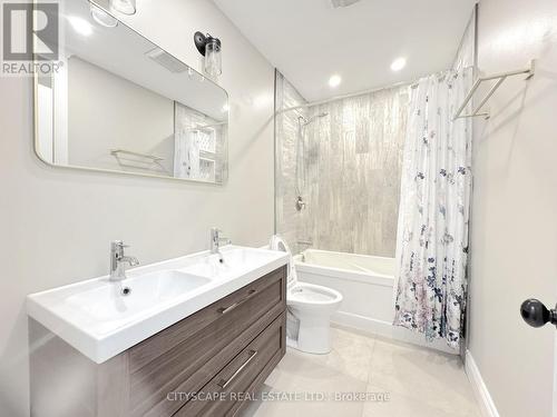 5pc Main Bathroom - 60 Hillview Drive, Newmarket, ON 