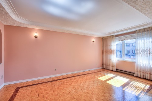Salon - 508 Av. De Chambly, Laval (Chomedey), QC 