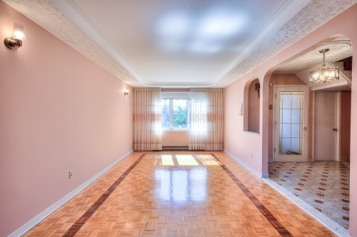 Salon - 508 Av. De Chambly, Laval (Chomedey), QC 