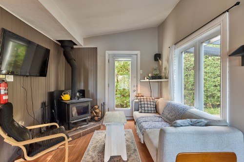 Salon - 44 Ch. Thibault, Saint-Donat, QC 