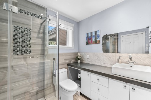 Salle de bains - 27 Av. De Venise O., Venise-En-Québec, QC 