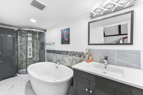 Salle de bains attenante à la CCP - 27 Av. De Venise O., Venise-En-Québec, QC 