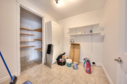 Penderie (Walk-in) - 12830  - 12836 Rue Évangéline-Gallant, Montréal (Rivière-Des-Prairies/Pointe-Aux-Trembles), QC 