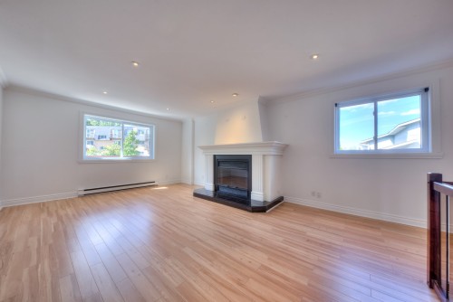 Salon - 12830  - 12836 Rue Évangéline-Gallant, Montréal (Rivière-Des-Prairies/Pointe-Aux-Trembles), QC 