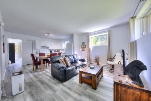 Salon - 12830  - 12836 Rue Évangéline-Gallant, Montréal (Rivière-Des-Prairies/Pointe-Aux-Trembles), QC 
