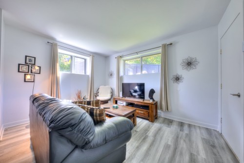 Salon - 12830  - 12836 Rue Évangéline-Gallant, Montréal (Rivière-Des-Prairies/Pointe-Aux-Trembles), QC 