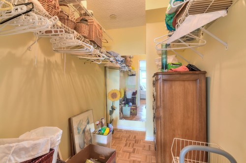 Penderie (Walk-in) - 1103-7905 Ch. De La Côte-St-Luc, Côte-Saint-Luc, QC 