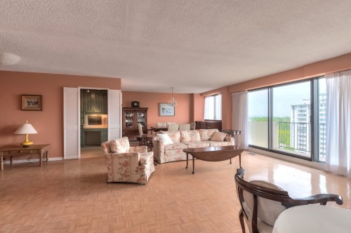 Salon - 1103-7905 Ch. De La Côte-St-Luc, Côte-Saint-Luc, QC 