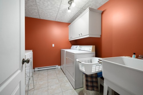 Laundry - 256 23E Avenue, Saint-Zotique, QC 