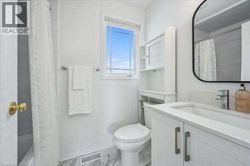 Full bath with vanity and shower / bath combo - 47 Mccurdy Road, Guelph, ON 