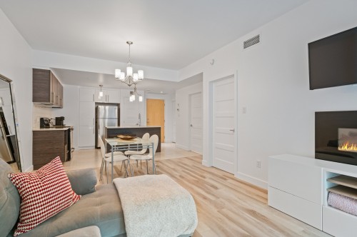 Salon - 207-6201 Rue D'Angora, Terrebonne (Lachenaie), QC 