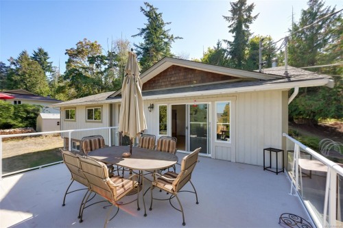 1215 Cloake Hill Rd, North Saanich, BC 