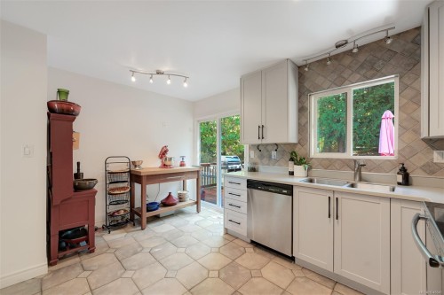 1215 Cloake Hill Rd, North Saanich, BC 