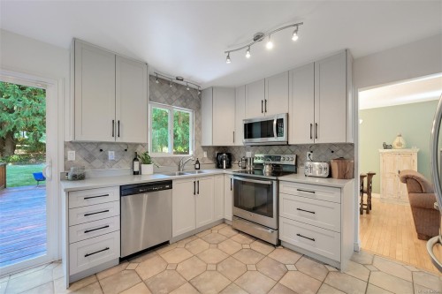 1215 Cloake Hill Rd, North Saanich, BC 