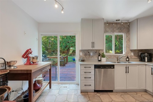 1215 Cloake Hill Rd, North Saanich, BC 